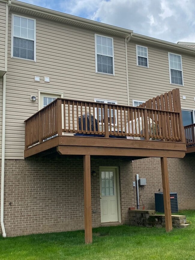 Building Photo - 3 Bedroom Townhouse