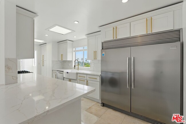 Building Photo - 321 N Oakhurst Dr