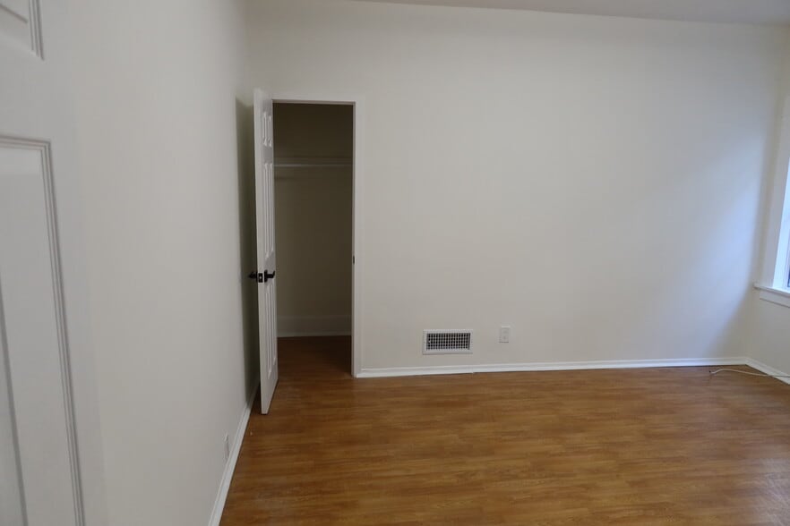 Building Photo - 537 W Milford St