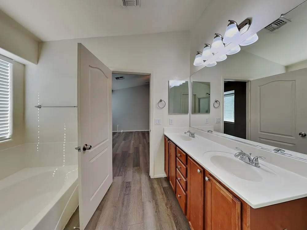 Building Photo - 7261 W Glenn Dr