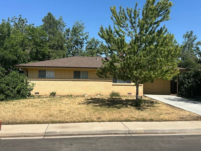 Building Photo - Spacious 3 Bedroom House with Attached Garage and Large Yard!