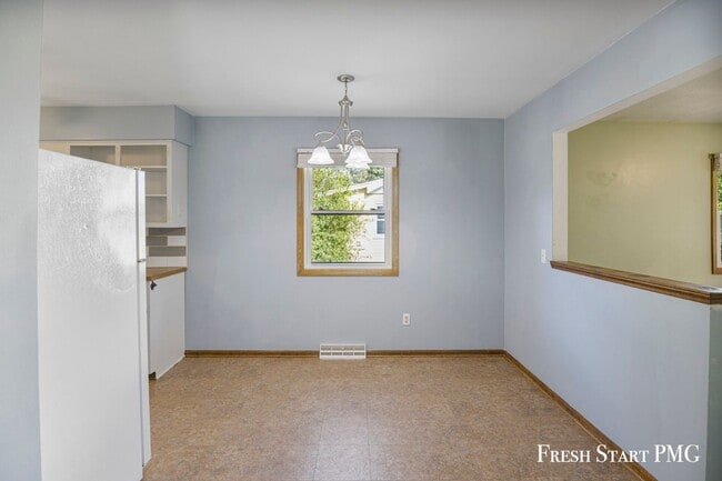 Building Photo - Bright & Spacious Family Home with Garage