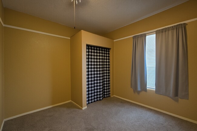 Building Photo - 583 S 2nd Ave