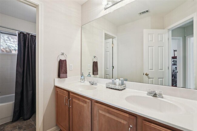 Building Photo - 3805 Pebble Ct
