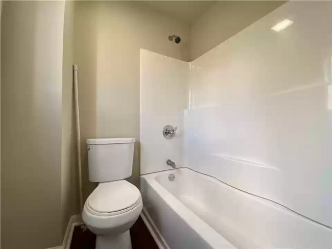 Building Photo - Stunning 4 Bed Home West of Drake