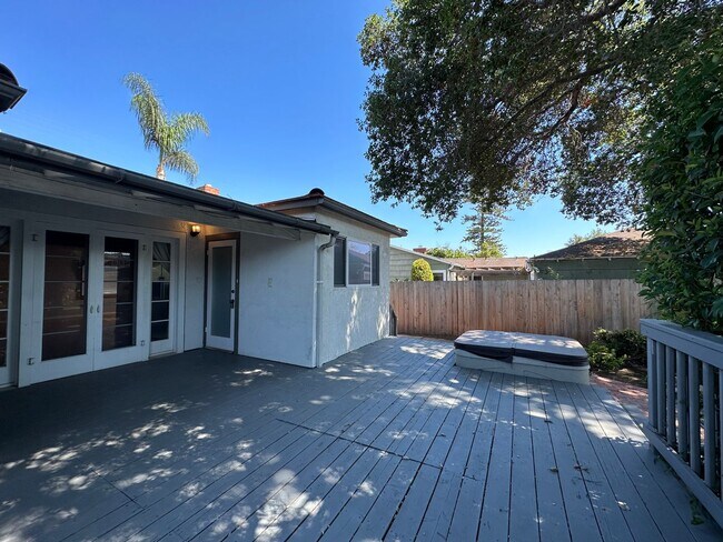 Building Photo - Two bedroom home with hardwood flooring throughout!