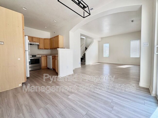 Building Photo - 1553 Vivante Way