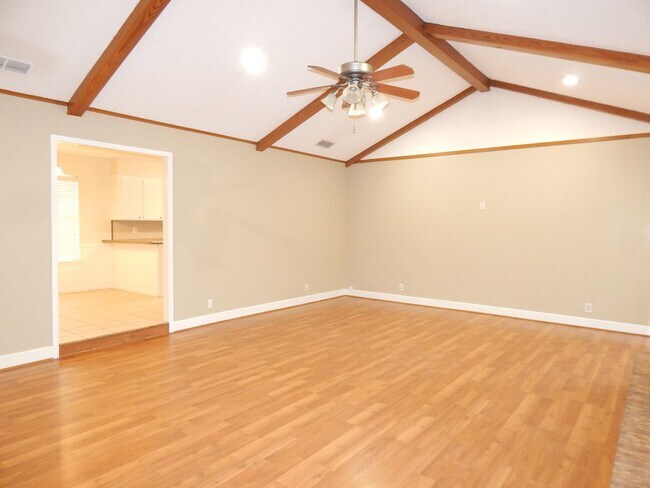 Building Photo - South Tyler, Beautiful 3 Bedroom, 2 Bath Home with RV Parking!