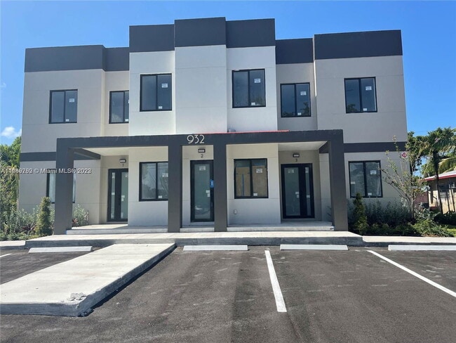 Building Photo - 932 SW 10th St