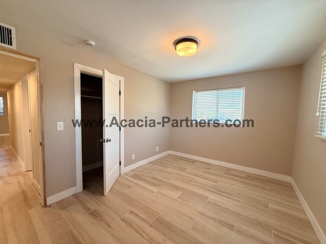 Building Photo - Centrally Located Three Bedroom