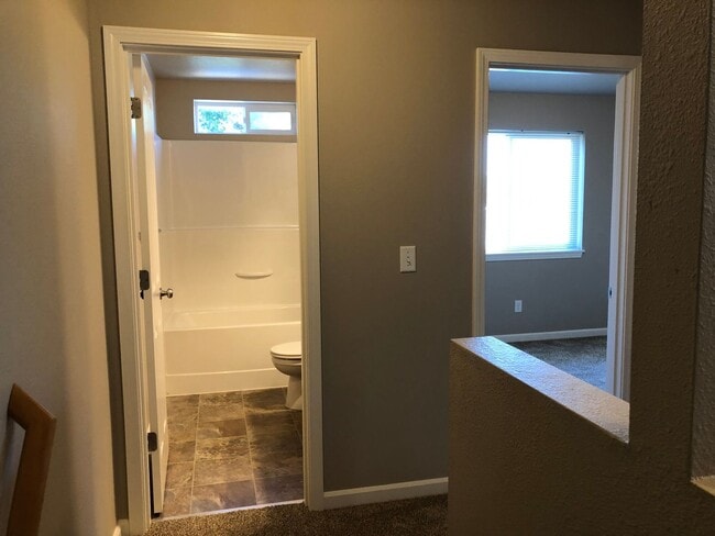 Building Photo - Newer 4 bed 2.5 bath duplex