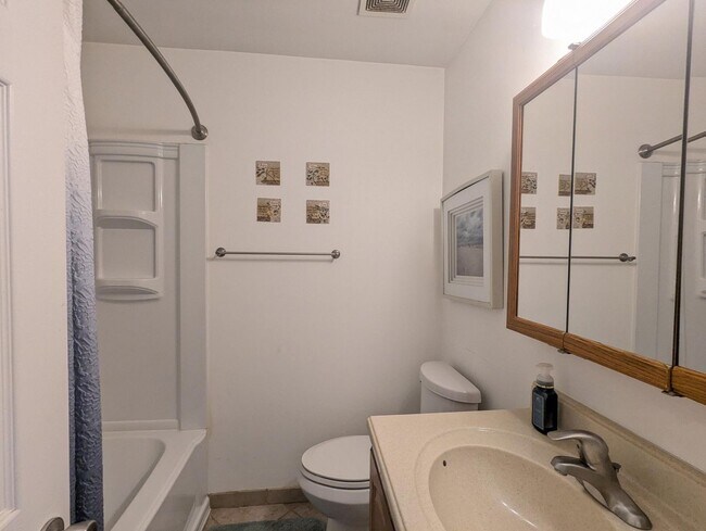Building Photo - Ranch Style 3BD/ 2 Bath - Fully Fenced In!