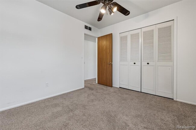 Building Photo - 26070 N Lake Dr