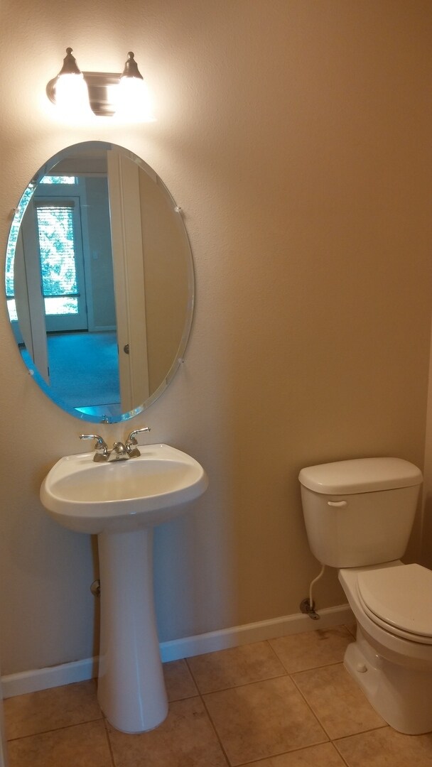 Building Photo - VIDEOTOUR: Gorgeous Home on Quiet Culdesac in Dallas. PETS WELCOME