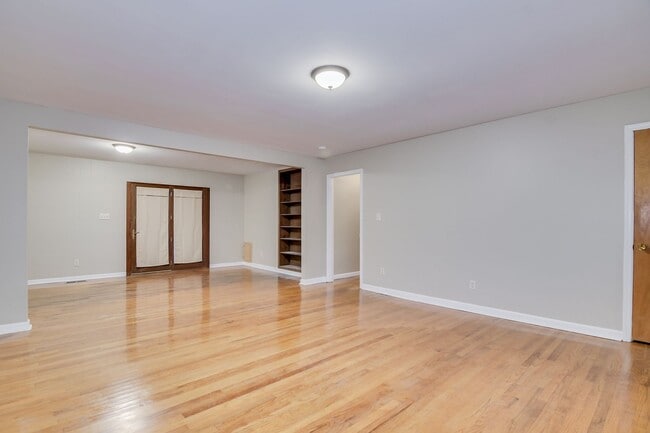 Building Photo - Updated 3 Bed 2 Bath off Columbia Rd