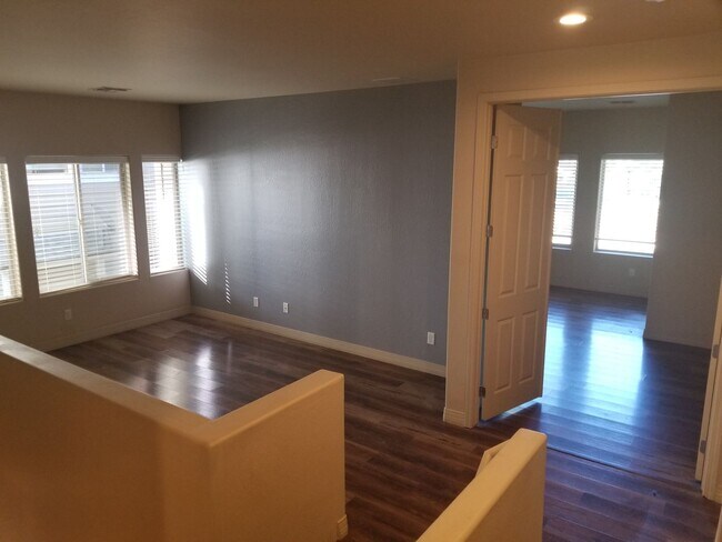 Building Photo - Beautiful, Pet Friendly, Multi-level, 2110 sqft, Luxury Townhouse w/A/C! 3 Bed, 2.5 Bath, + Loft ...