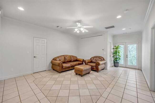 Building Photo - 5511 Oakwood Cove