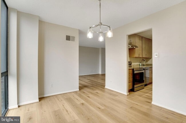 Building Photo - 2300 Pimmit Dr