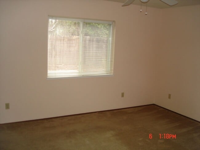 Building Photo - 626 Kinglet St