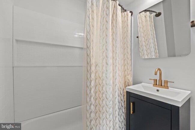 Building Photo - 3182 E Ocean View Ave