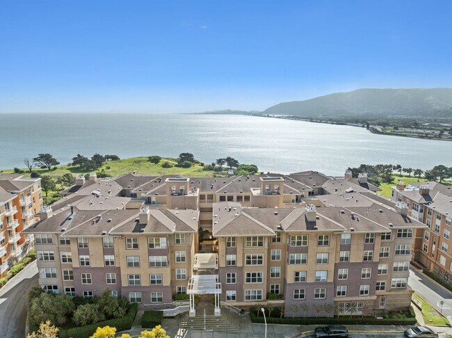 Building Photo - Epic REA - Top floor, Sweeping Views, 3 BR...
