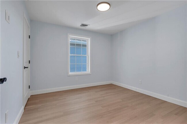 Building Photo - 10 Anthony Ave