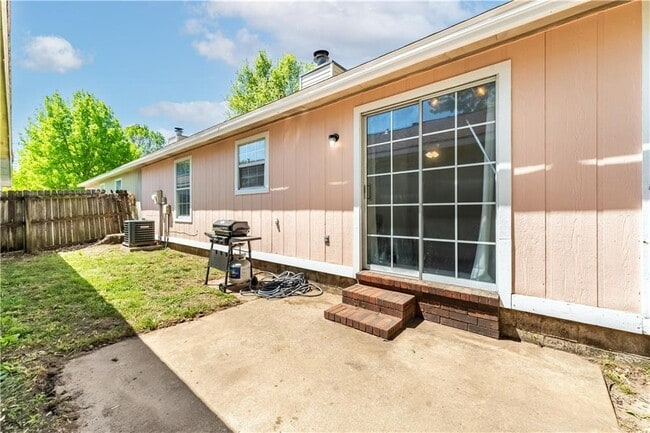 Building Photo - 725 W Van Gogh Pl