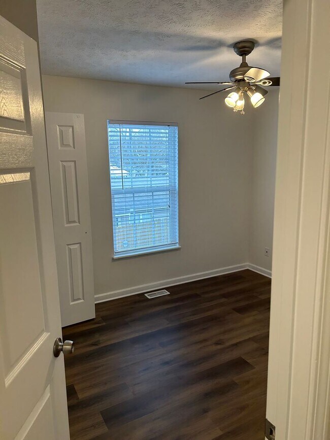 Building Photo - Now available:  Three bedroom, 1.5 bath home in Maryville City