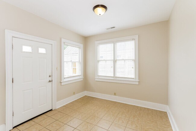 Building Photo - Modern 2-Bedroom Apartment in Historic Maz...
