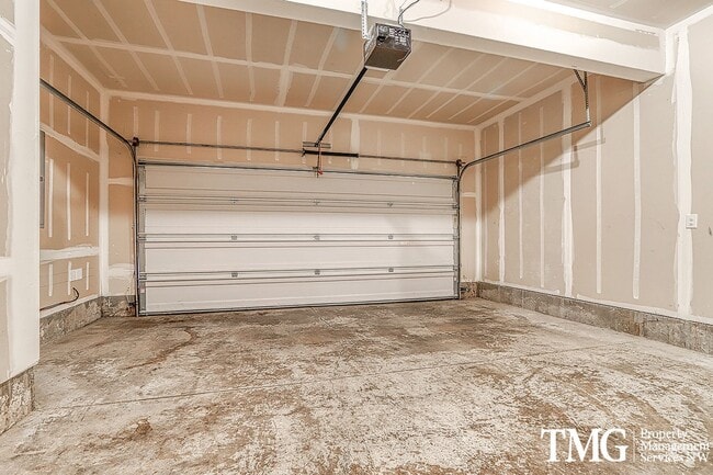 Building Photo - 3 Bedroom/2.5 Bath With Fenced Backyard, W/D Included, and AC!