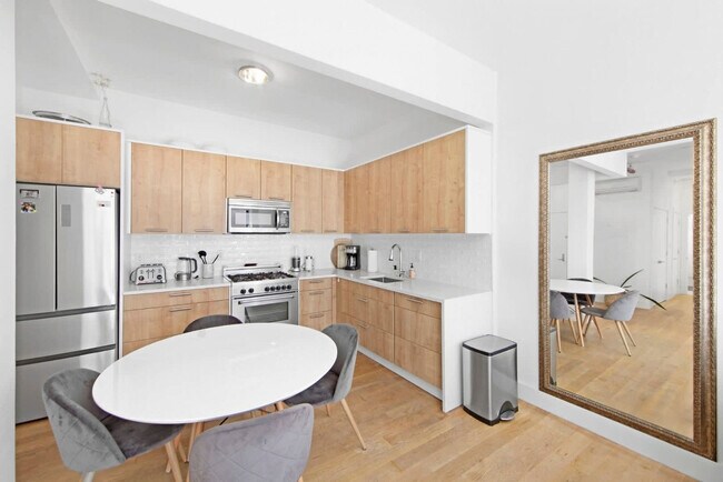 Building Photo - 517 W 45th St