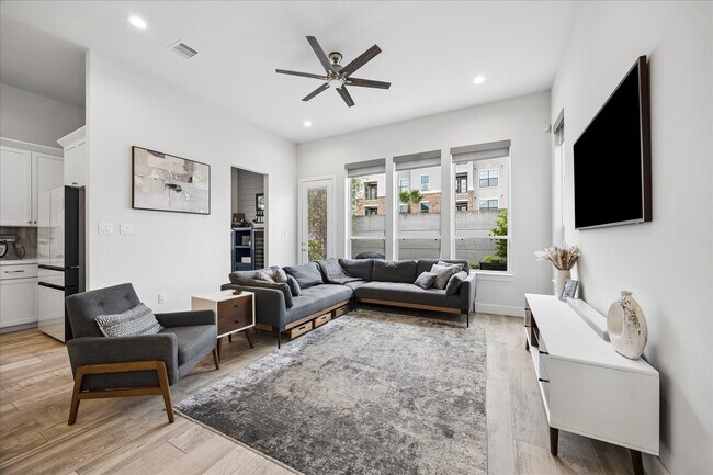 Building Photo - 2804 Grand Fountains Dr