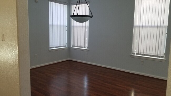 Building Photo - Beautiful 4 bedroom/2.5 bath South Davis Home!