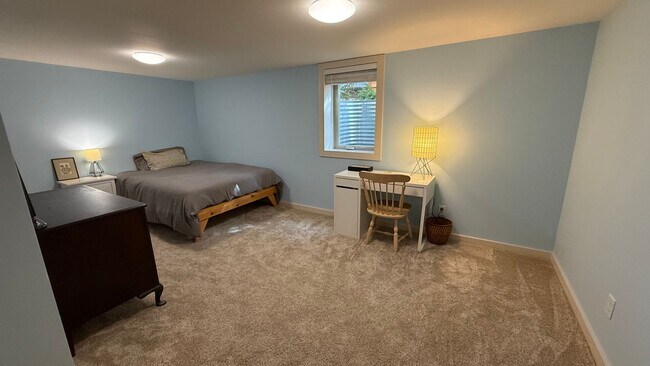 Building Photo - Beautiful Fully Furnished Home in Close-In...