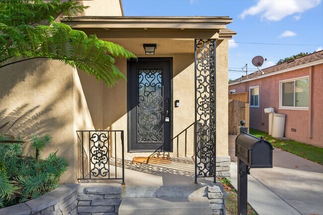 Building Photo - Beautifully Remodeled 3-Bedroom Home in Prime Lakewood Neighborhood