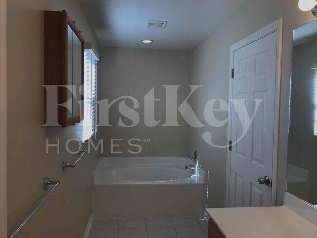 Building Photo - 6430 Gondola Dr