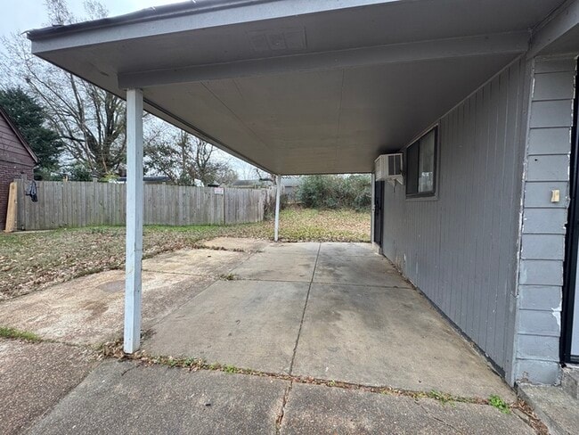 Building Photo - 735 Ledbetter Ave