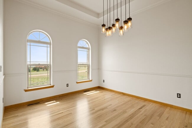 Building Photo - Executive 3-Bed Ranch Main Level - Private...