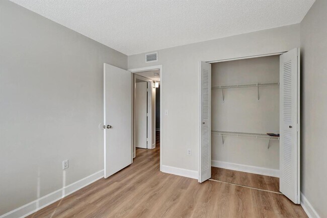 Building Photo - Spacious 3BR/2.5BA in Gated Milano Community