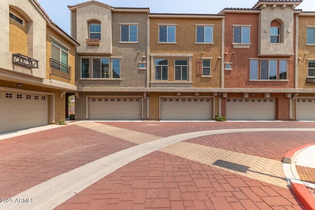 Building Photo - 240 W Juniper Ave