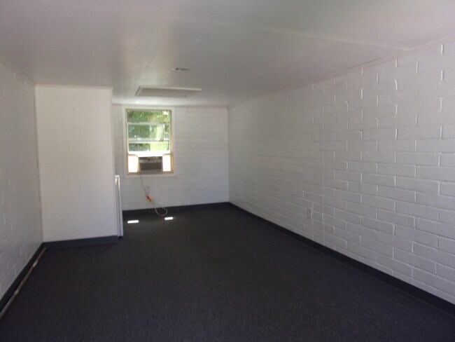 Building Photo - Walk to Lake Hollingsworth...Available Now