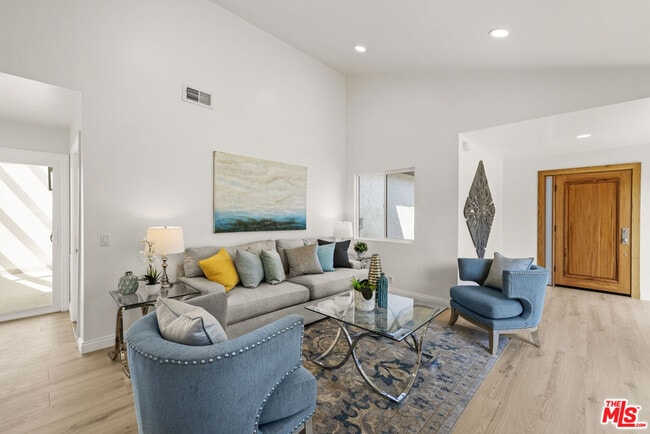 Building Photo - 13 Pepper Ct