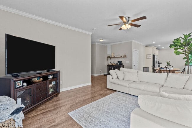 Building Photo - Modern comfort Beach living