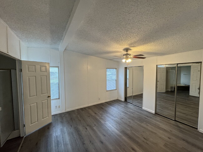 Building Photo - "Charming 1-Bedroom Retreat with Full & Ha...