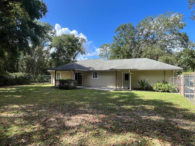 Building Photo - 3BR/2BA Home with 2 Car Garage, Fenced Yard & RV Hookups – Lake City, FL