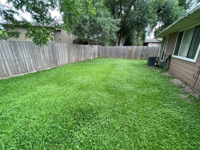 Building Photo - 1202 Manorglen Dr