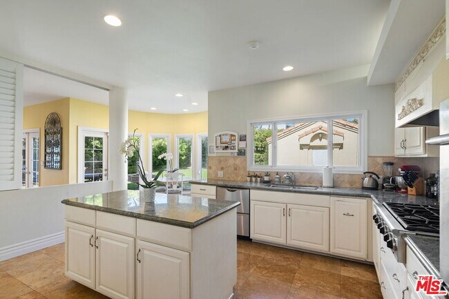 Building Photo - 2202 San Vicente Blvd