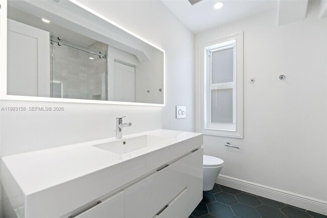 Building Photo - 634 W 47th St