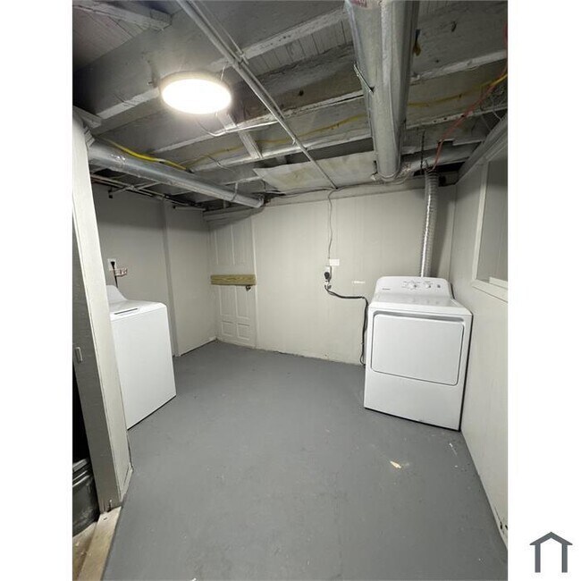 Building Photo - 3 Bedroom Rehabbed home