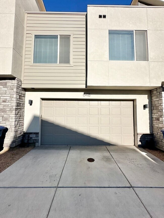 Building Photo - Desert Color Townhome!